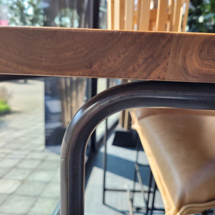 Jess Design Bartafel Jimmy Showroom 
