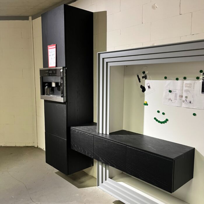 Wandkast met Miele koffie apparaat